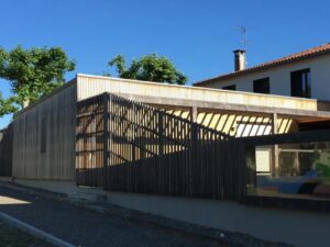 Réalisation d’une crèche en ossature bois à Vic-Fezensac, vue extérieure avec structure en bois