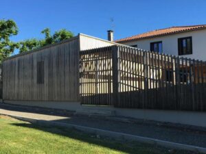 Réalisation d’une crèche en ossature bois à Vic-Fezensac, façade extérieure avec bardage en bois
