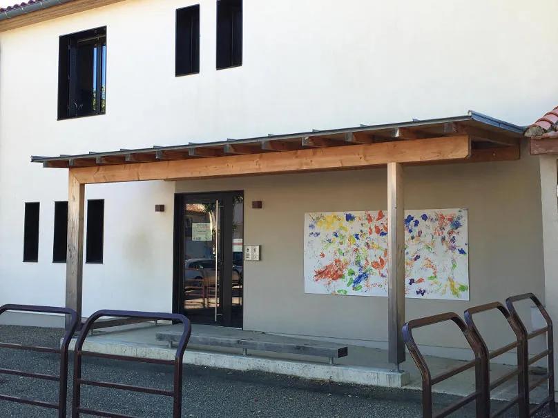 Entrée principale d’une crèche en ossature bois à Vic-Fezensac avec porche en bois