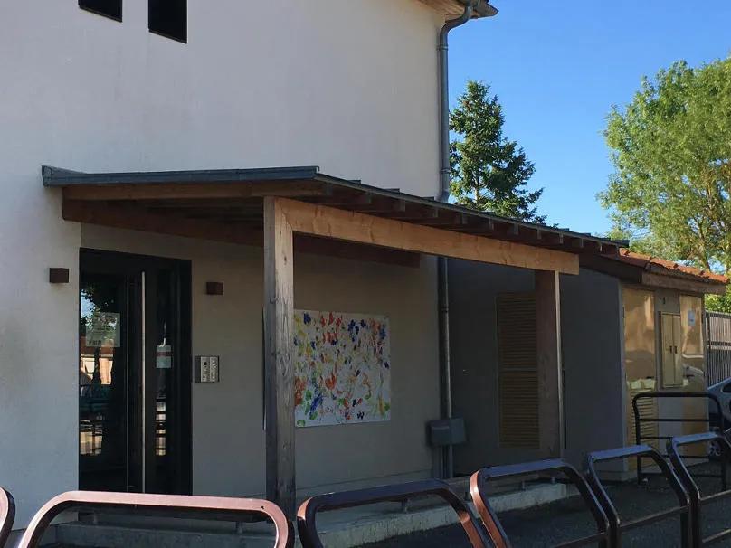 Vue latérale d’une crèche en ossature bois à Vic-Fezensac avec détails architecturaux en bois