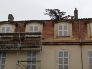 Pose de couverture en tuiles plates à Condom