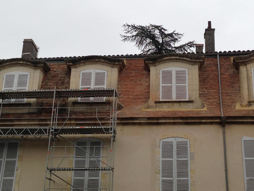 Pose de couverture en tuiles plates à Condom