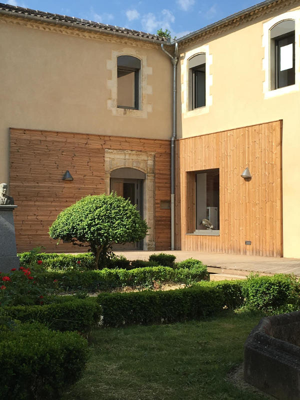 Terrasse bois et bardage sur la médiathèque et office du tourisme de Vic-Fezensac