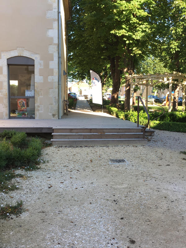 Terrasse bois et bardage sur la médiathèque et office du tourisme de Vic-Fezensac