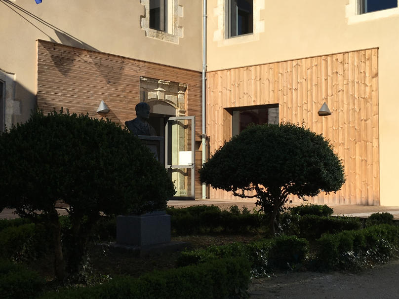 Terrasse bois et bardage sur la médiathèque et office du tourisme de Vic-Fezensac
